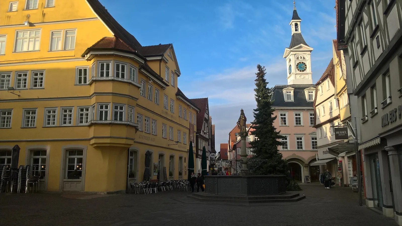 Der Marktplatz in Aalen mit dem Rathausturm