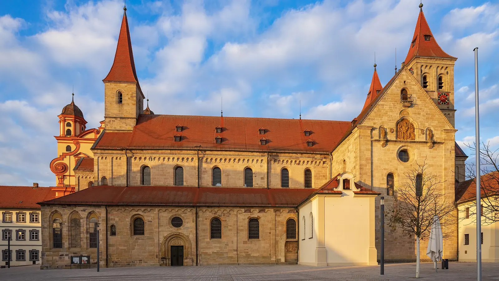 Die Basilika St. Vitus am Marktplatz in Ellwangen im Abendlicht