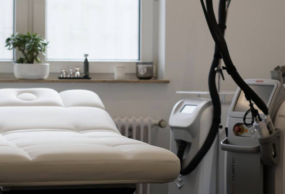 Behandlungsliege neben dem Lutronic Clarity II